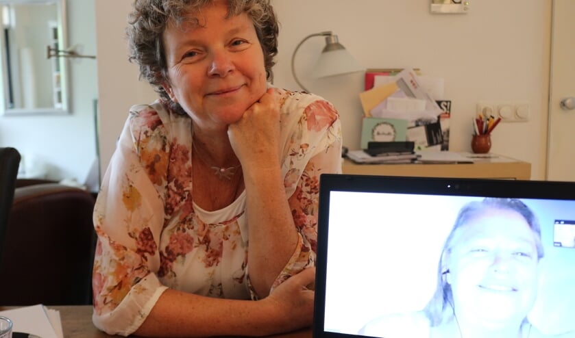 Erna Wagenaar en Sjoukje Kunne (op het beeldscherm) spreken met warmte over 'hun' BIC. Foto: Arjen Dieperink