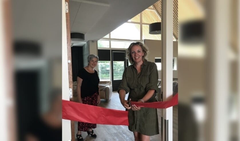 Judith Huitink, manager Wonen, opent in bijzijn van bestuurder Irma Harmelink officieel de nieuwbouw.
