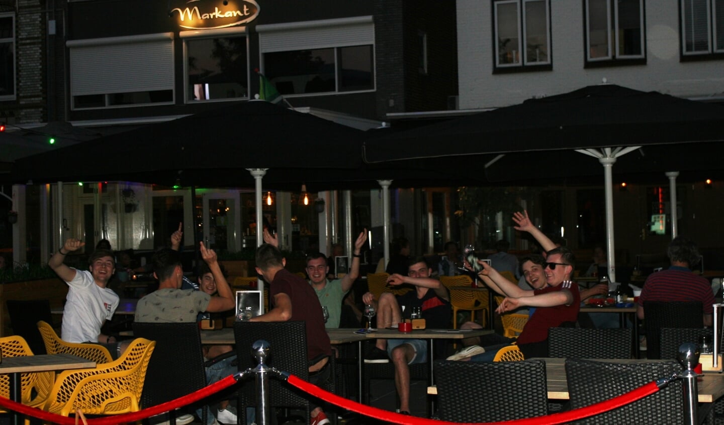 Vriendenclub blij met eindelijk weer een avondje terras. Foto: Dinès Quist