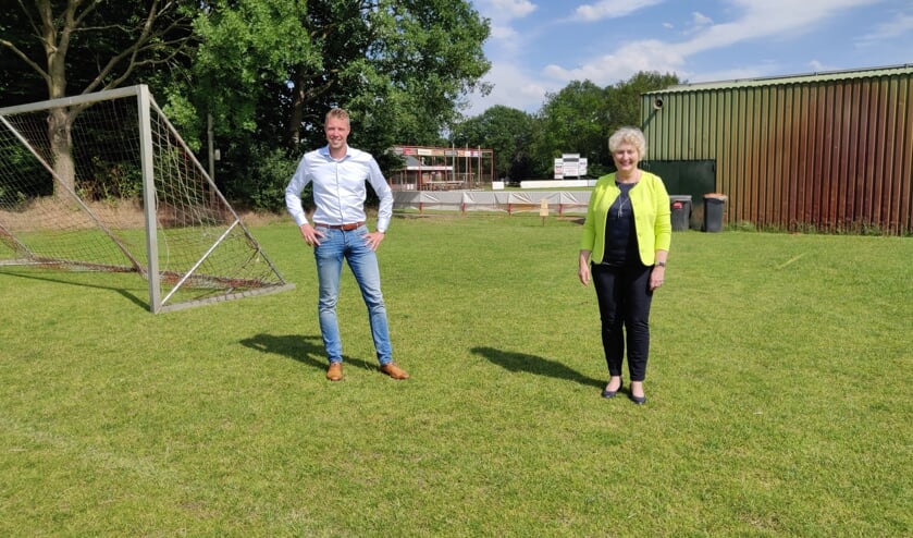 Maikel van der Neut en Carlien van der Krist op het trainingsveld van Reünie, waar het nieuwe schoolgebouw moet komen. Foto: Rob Stevens