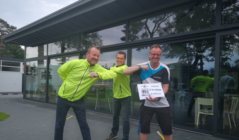 Van links naar rechts, Wilbert Menkveld, Oscar Bleumink en bedrijfsleider Frank Loda met cheque. Foto: Marion van Beelen