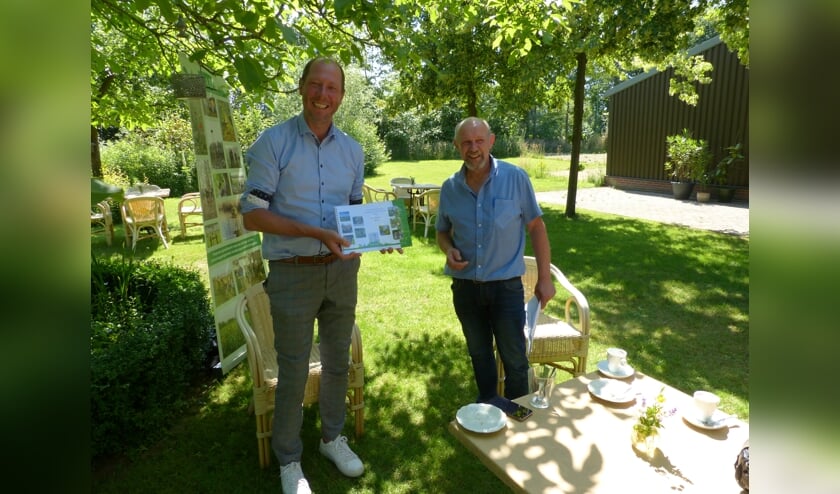 Wethouder Ted Kok heeft uit handen van Gerard te Hennepe het jaarverslag van de SAAP ontvangen. Foto: Bernhard Harfsterkamp