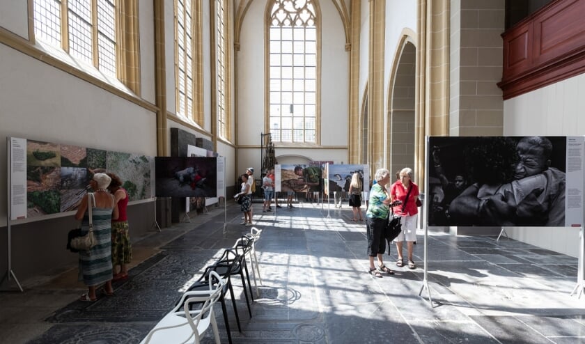 Bezoekers tijdens de tentoonstelling World Press Photo in de Walburgiskerk te Zutphen. Foto: Patrick van Gemert/Zutphens Persbureau