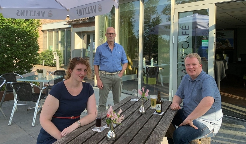 De fractie van de Progressieve Partij (v.l.n.r. Esther Diepenbroek, Bert Weevers, Guido Uland) heet iedereen welkom op het terras van Kulturhus Lintelo. Foto: PR