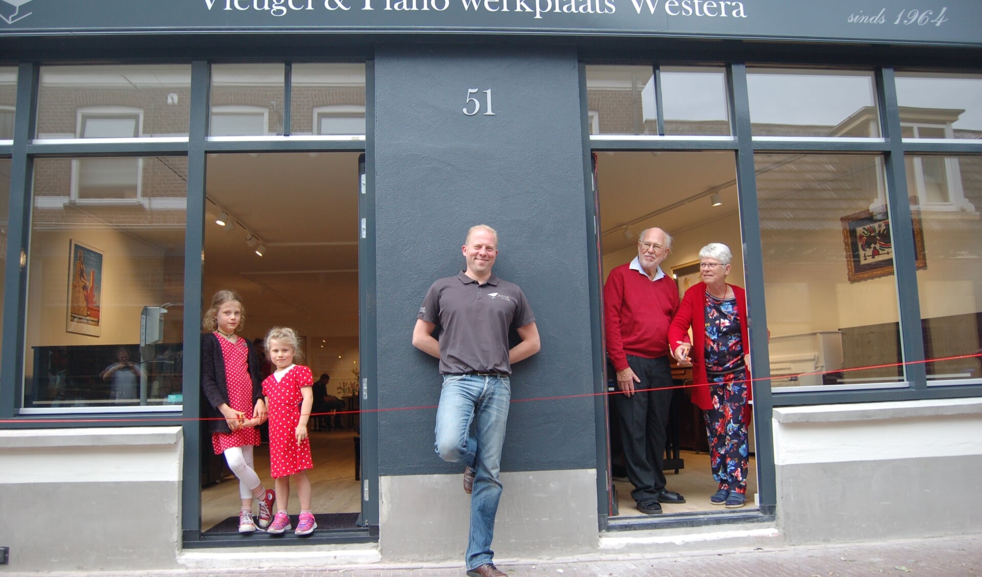 Peter en Herna Westera openden samen met hun kleindochters Emma en Elaine de winkel. Midden Robbert Westera. Foto: PR