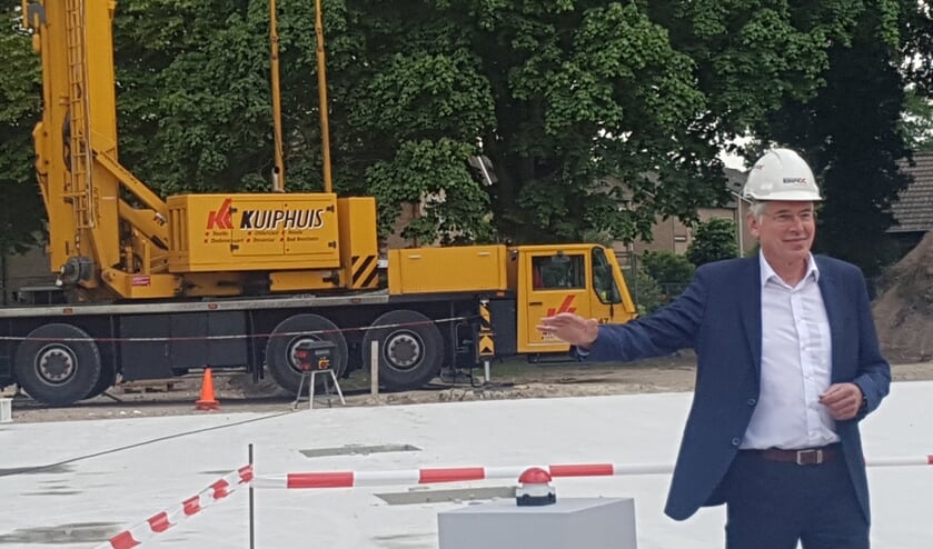 Wethouder Bonsen zet met een druk op de knop de eerste stalen pilaar in de grond. Foto: Kyra Broshuis