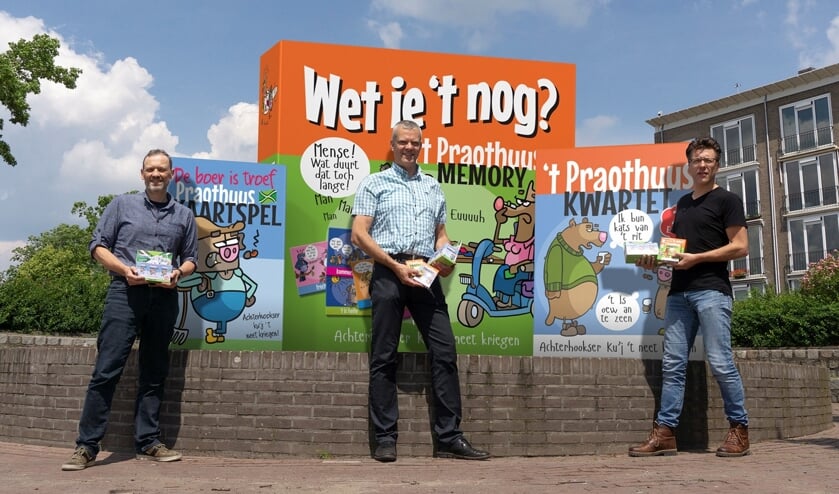 John Post, Gerhard Weevers en Derk-Jan Rouwenhorst met het nieuwe Praothuus-kaartspel. Foto: PR