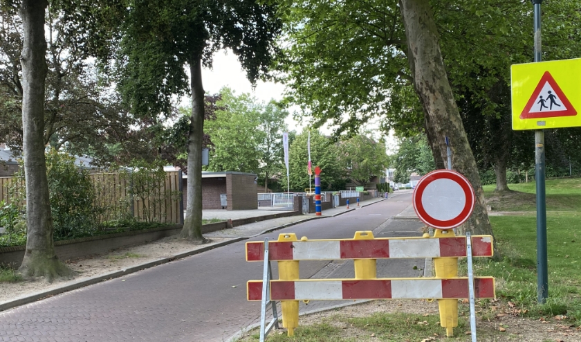 Bij basisschool 't Carillon is een tijdelijke verkeersmaatregel van kracht. De school mag zelf, tijdens haal- en brengmomenten, de straat afsluiten voor verkeer.
