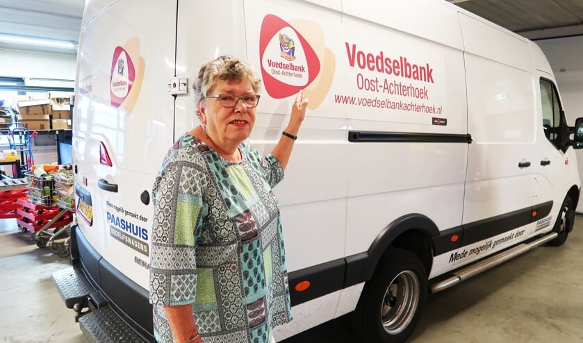 Juul Cuijpers in de hal van het in Lichtenvoorde gevestigde distributiecentrum van de Voedselbank Oost-Achterhoek. Foto: Theo Huijskes