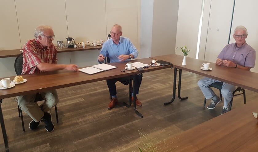 De overeenkomst wordt getekend. Vlnr Gerard Kamp van de Vincentiusvereniging, wethouder Jos Hoenderboom, Hans Tops van De Mattelier. Foto: Kyra Broshuis