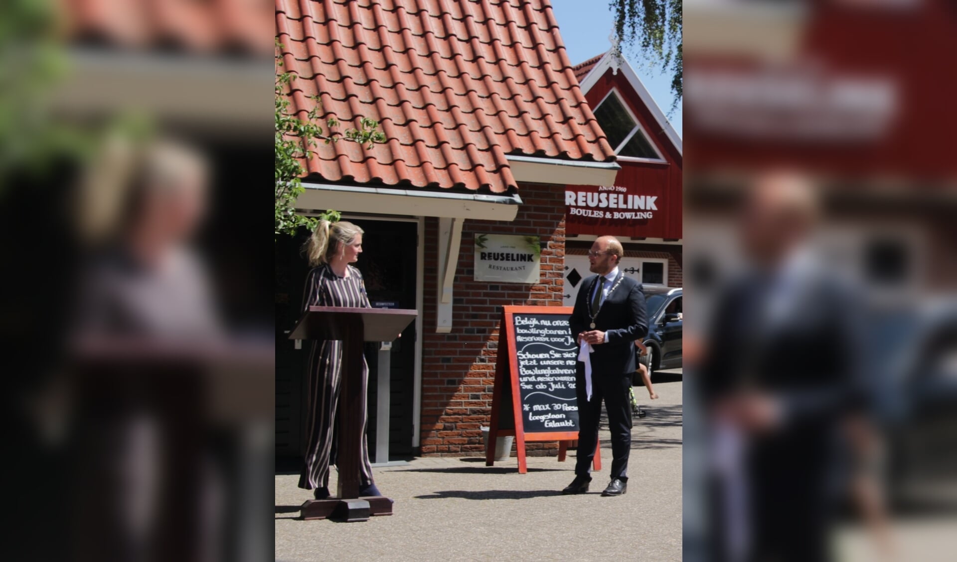 Burgemeester Joris Bengevoord opent samen met Nicole Reuselink de deuren van het restaurant en terras van Reuselink. Foto: PR 