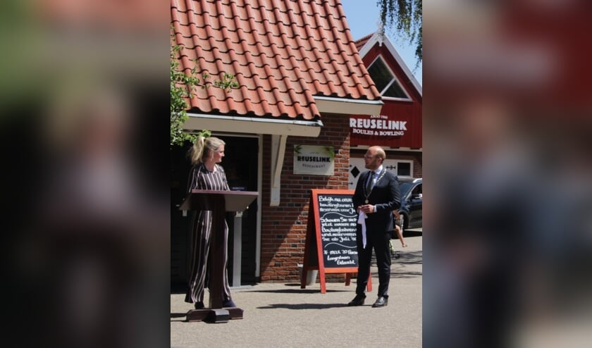 Burgemeester Joris Bengevoord opent samen met Nicole Reuselink de deuren van het restaurant en terras van Reuselink. Foto: PR