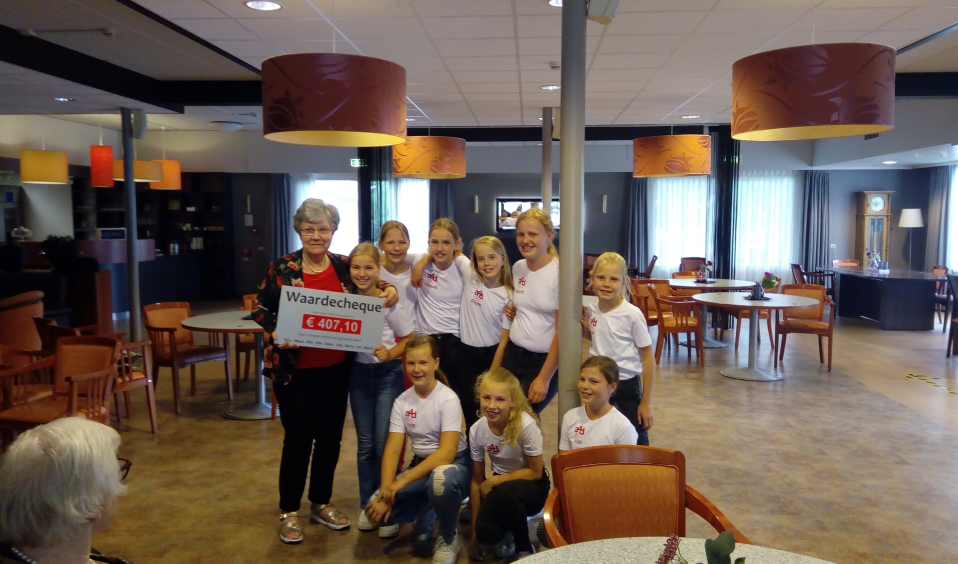 Oma Steentjes met kleindochter. Bibi Steentjes en haar vriendinnenclub overhandigen de cheque aan Antoniushove. Foto: Dinès Quist