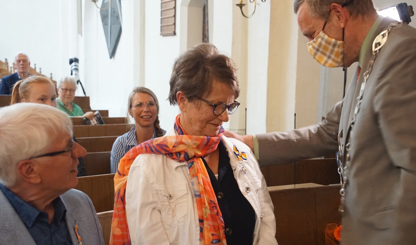 Ook Gerda ter Maat heeft de versierselen opgespeld gekregen. Foto: Frank Vinkenvleugel