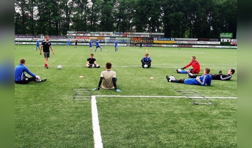 Voormalig Boys-doelman Barry Janssen (rechts in rood tenue) tijdens de eerste keeperstraining bij s.v. Grol. Foto: Theo Huijskes