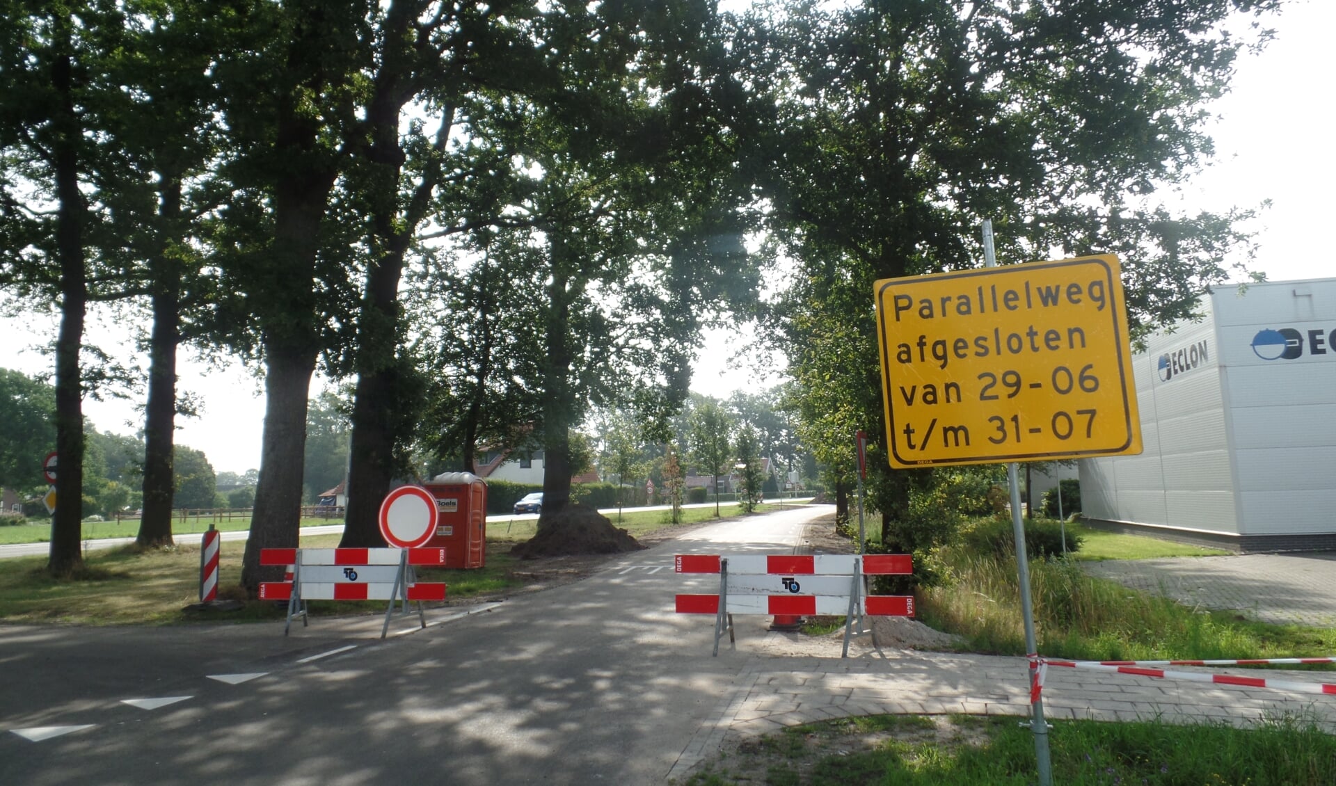 Het asfalt van de parallelweg was er zeer slecht aan toe en de bermen waren kapotgereden. De provincie Gelderland heeft daarom niet alleen voor een nieuw wegdek gezorgd maar worden de bermen van die parallelweg voorzien van grasbetonblokken. Foto: Jan Hendriksen. 