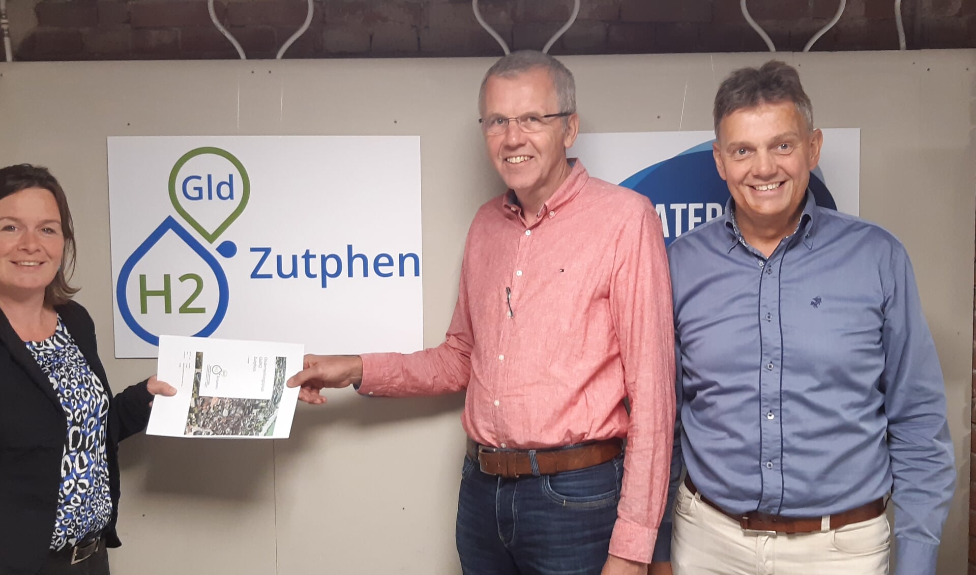 Liane van der Veen van Oost NL overhandigt de cheque aan Jan Fikken (m) en Paul Bombeld van GldH2. Foto: PR