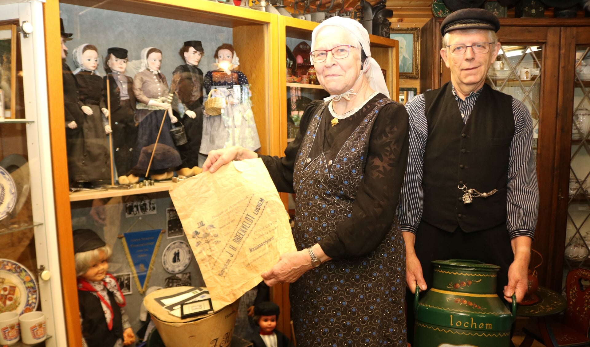 Gerrie en Dick Kok bij een van hun vele verzamelingen. Foto: Arjen Dieperink