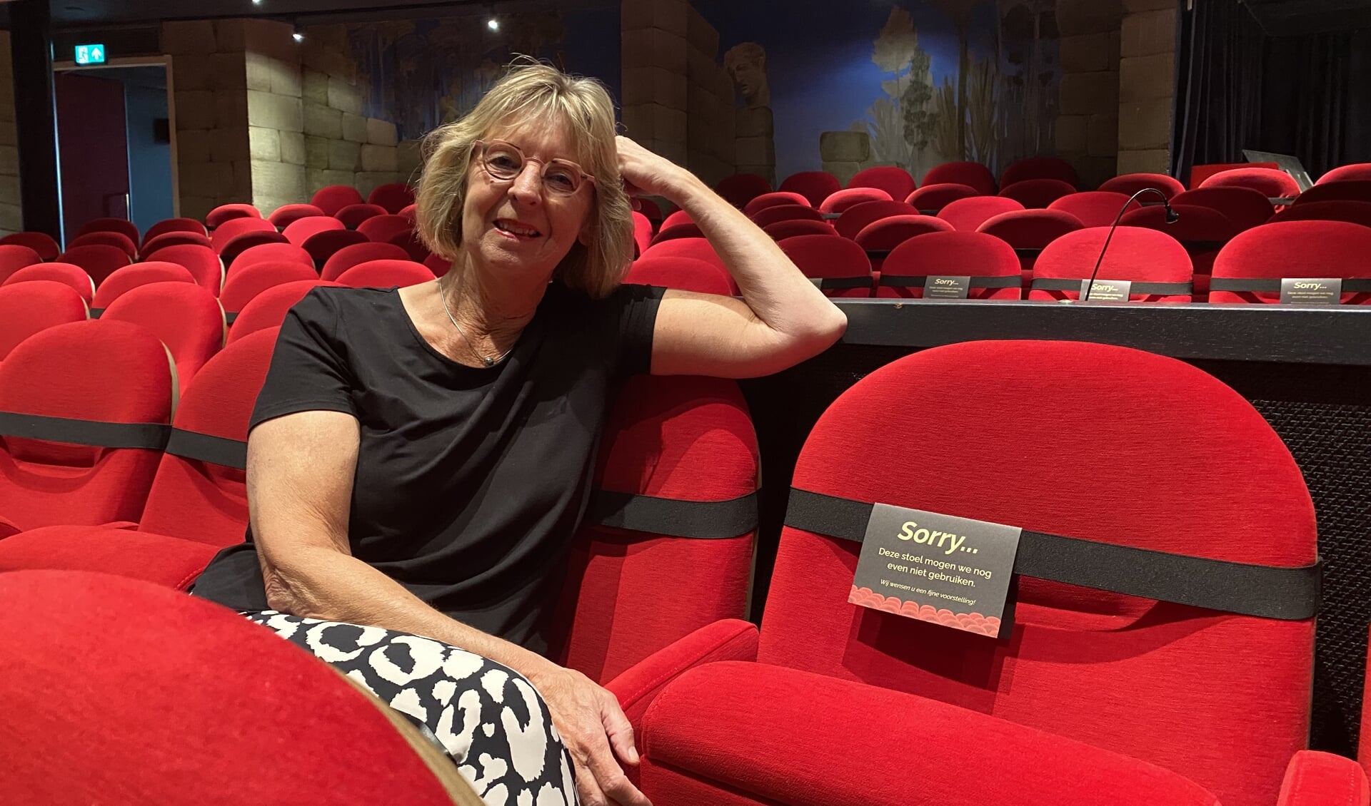 Ineke van Empel in de theaterzaal, die is aangepast aan de coronamaatregelen. Foto: Lineke Voltman