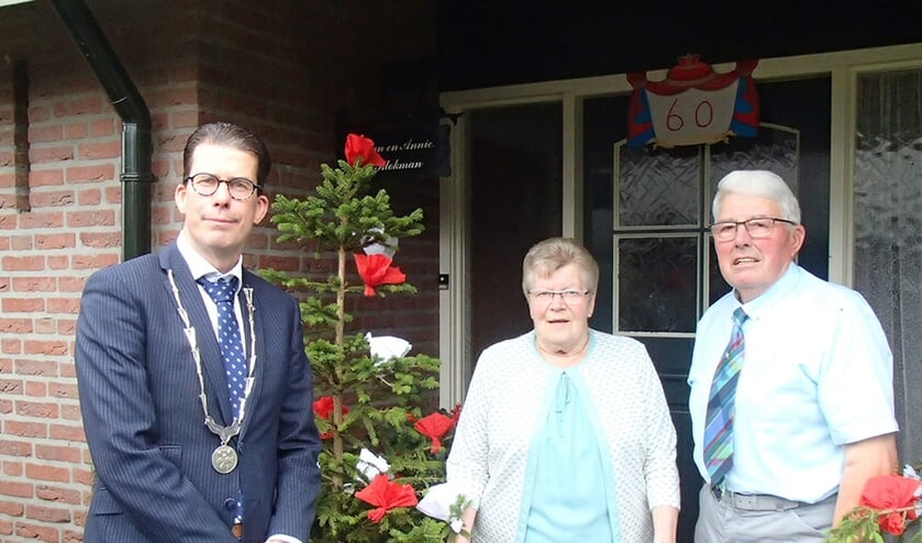 Het diamanten echtpaar Klokman kreeg vorige week als één van de eerste Berkellanders weer een persoonlijk felicitatiebezoek van burgemeester Joost van Oostrum. Foto: Anne-Marie ter Maat.