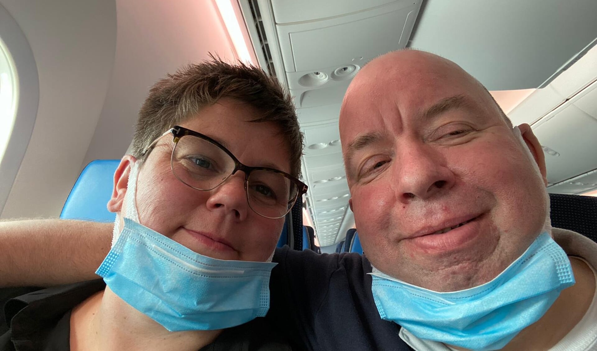 Hanneke en Michel Jeursen-Brunsveld in het vliegtuig onderweg naar Curaçao. Foto: eigen foto
