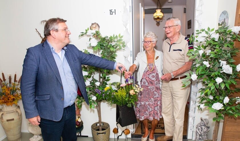 Wethouder Joop Wikkkerink overhandigt het diamanten paar bloemen namens de gemeente. Foto: Wendy Vossers - Skuld Photography