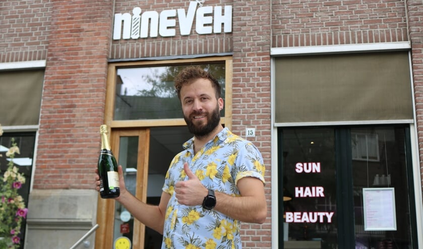 Samir Butros kan binnenkort de fles openen zodra de prijs is ontvangen. Foto: Arjen Dieperink