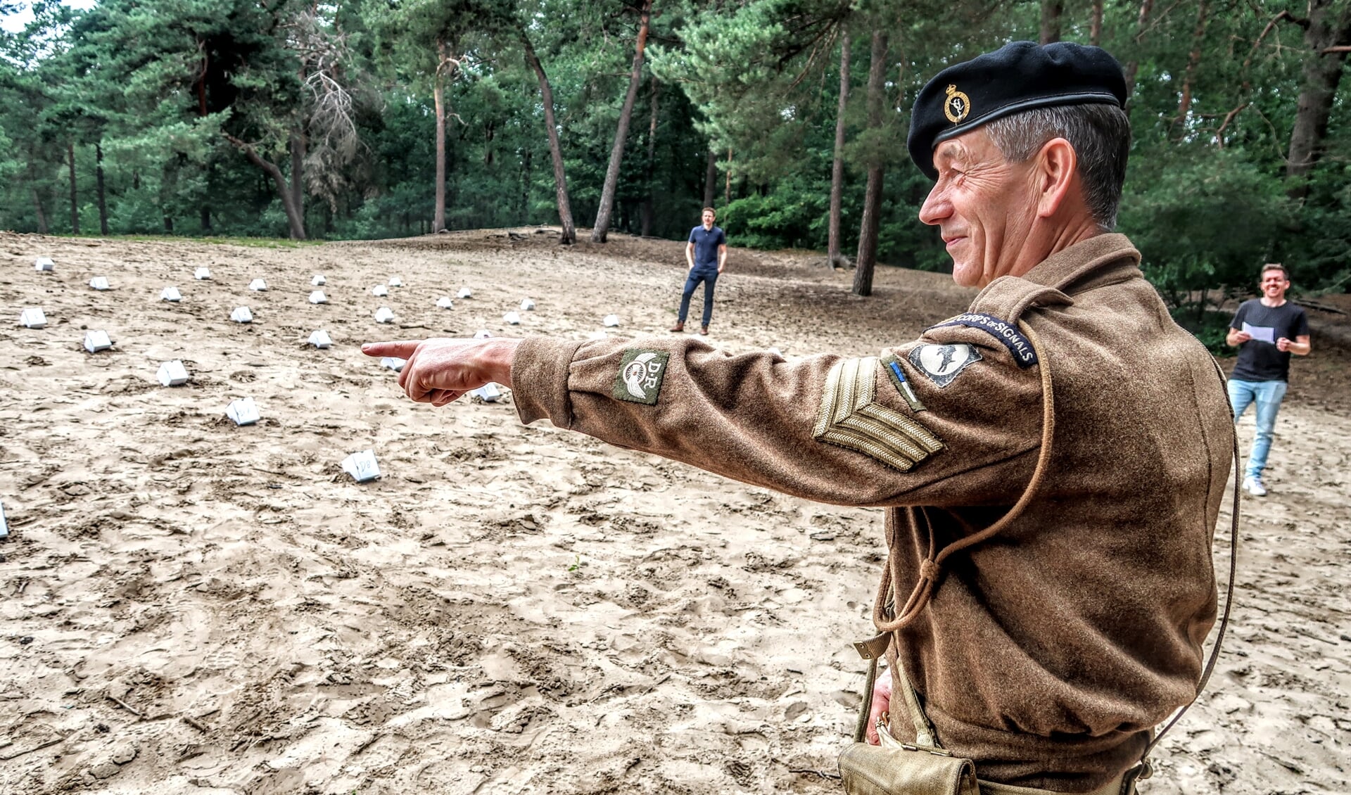 Gerrit Bruggink – gekleed in het uniform van het Britse Royal Corps of Signals – legt uit waar volgens hem de bommen zijn verstopt. Foto: Luuk Stam