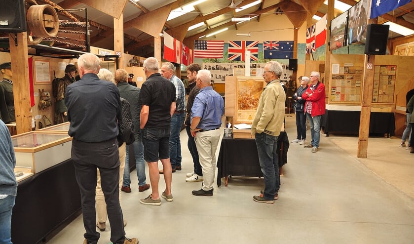 Veel belangstelling voor de expositie 'Zelhem - 75 jaar vrijheid'. Foto: Jan Wolsink