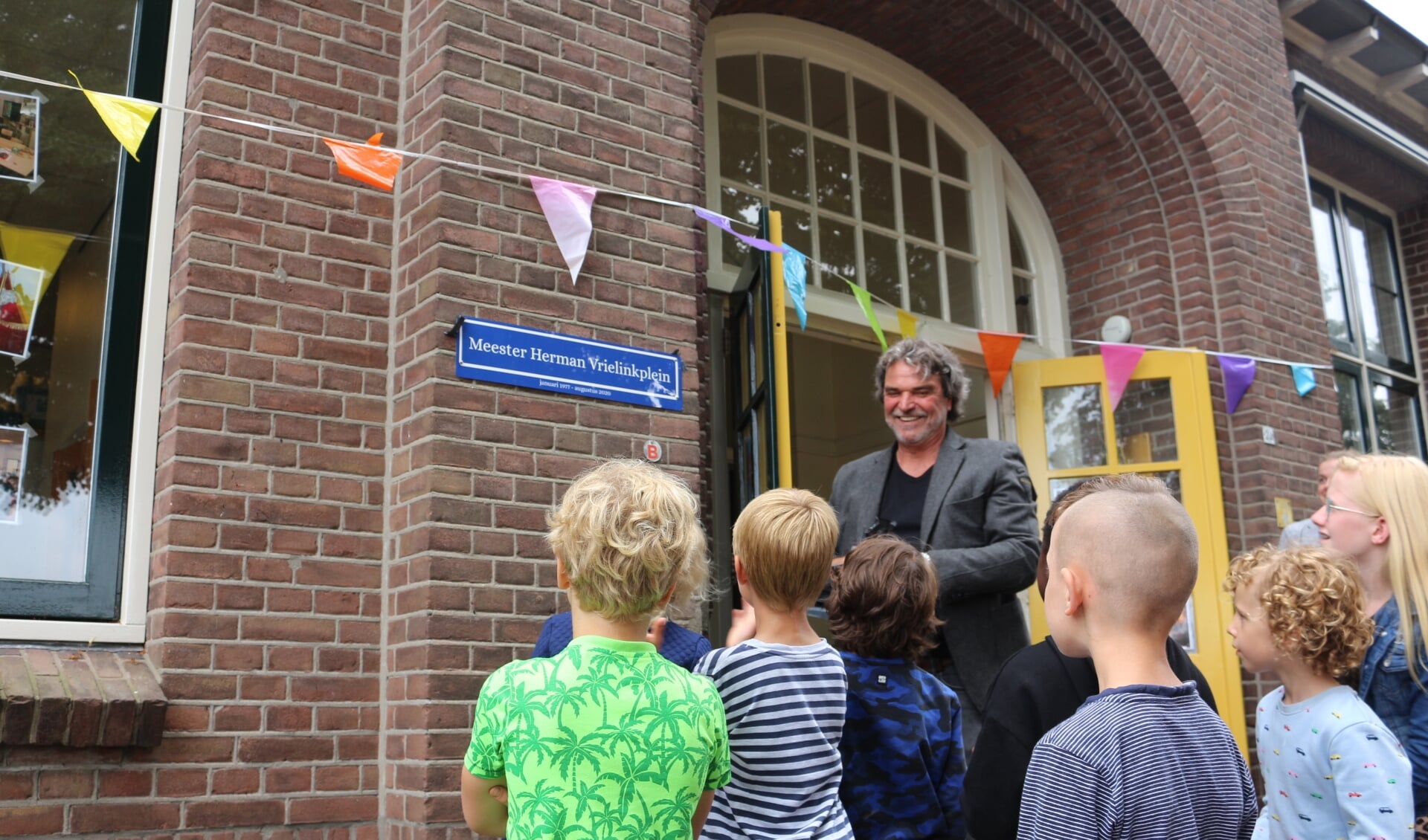 Het schoolplein van de basisschool in Bekveld heet sinds donderdag het Meester Herman Vrielinkplein, vernoemd naar de man die hier 43 jaar werkzaam was. Foto: PR