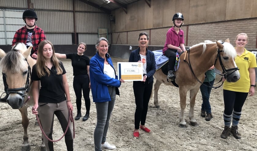 Rotary voorzitter Koertien Minjon (links) overhandigt de cheque van 1500 euro aan de voorzitter van de Pasmanmanege Ingrid van Dijk. Foto: Peter van Zanten
