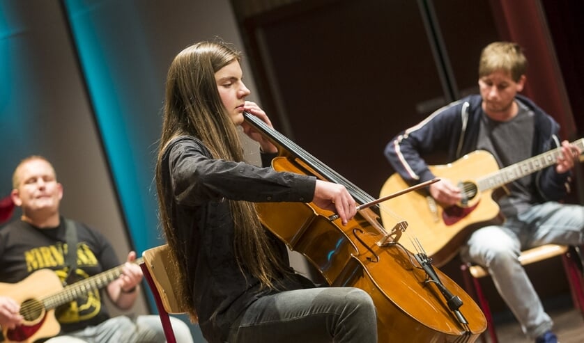 cellist Kobus Assinck met zijn band een nummer van Nirvana tijdens zijn D examenrecital. Foto: Jurgen Pillen