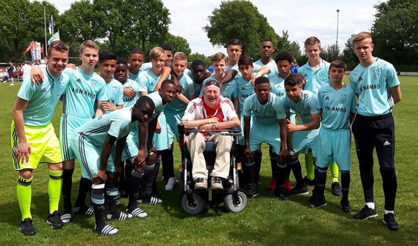 Frank temidden van de Ajax jeugdselectie tijdens het Marveldtoernooi 2019