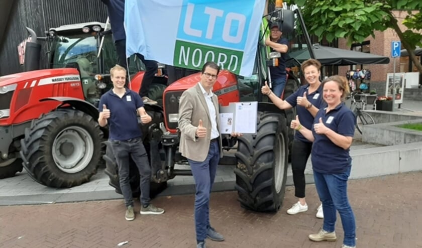 Overhandiging handtekengen aan burgemeester Joost van Oostrum van de gemeente Berkelland. Foto: PR
