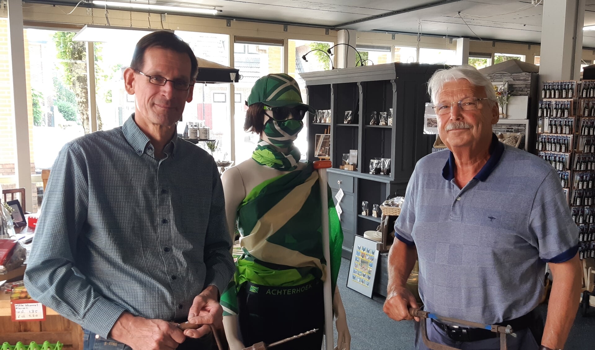 Rob Rosweide en Anton van Ingen (r) staan klaar om aan de slag te gaan met het Toeristisch Informatie Punt in de Shop Melange. Foto: Willy Hermans