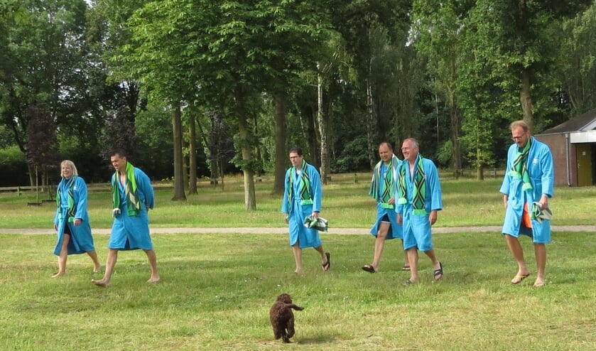 Vier burgemeesters met begeleiding op weg naar de burgemeestersduik. Foto: Josée Gruwel