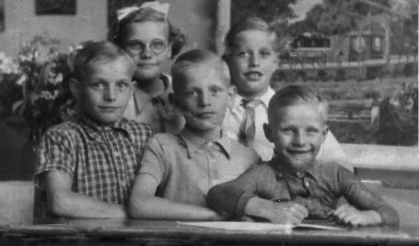 Foto van Henk Terink (10 jaar, midden) met zijn broers en zus, circa 1943, Privéarchief.