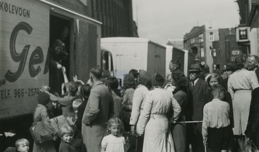 Transport met koelwagens naar Scandinavië, 1945, Beeldbank WO2, Libertum.