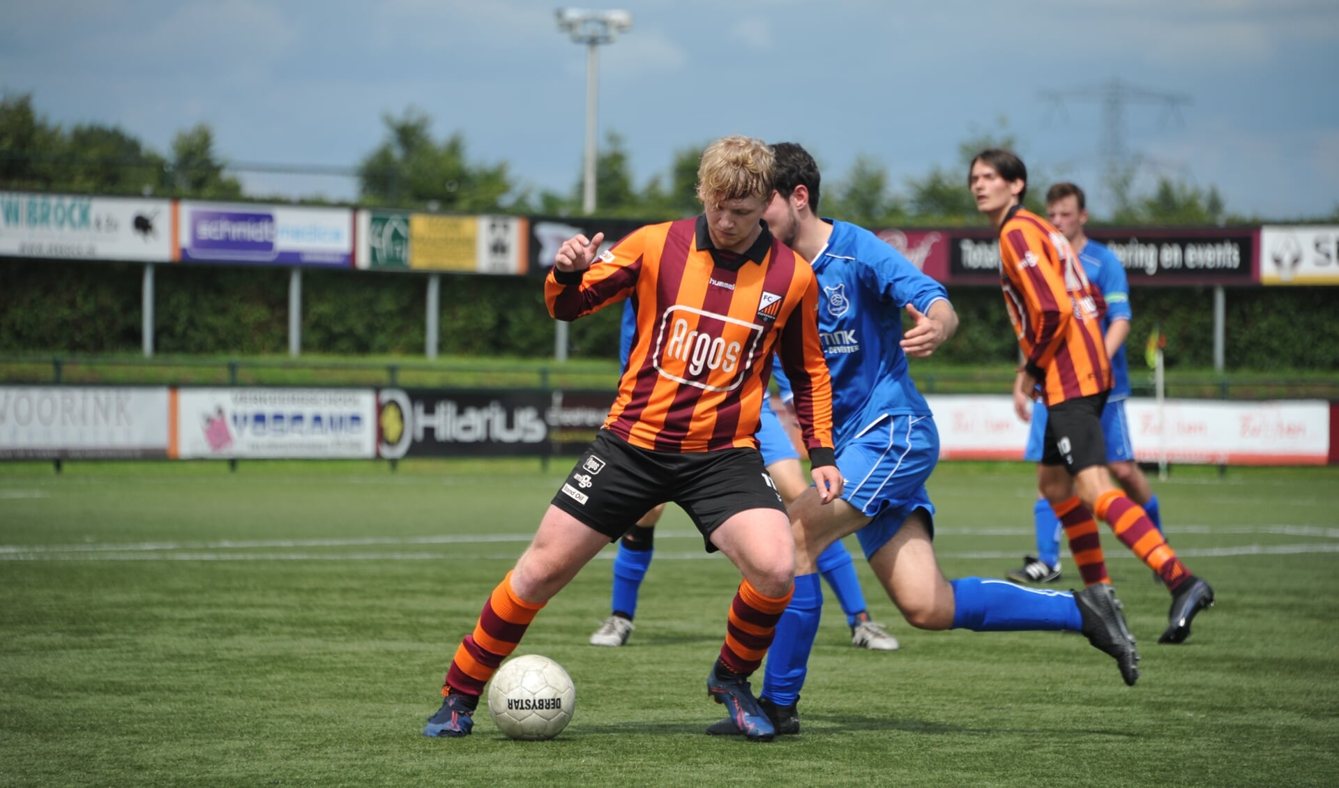 Nathan Greven, een van de doelpuntenmakers van FC Zutphen, gaat een duel aan met een speler van Harfsen. Foto: Hans ten Brinke