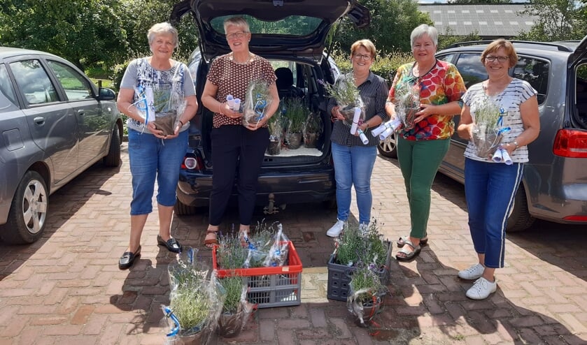 De bestuursleden van Mozaïek brachten hun leden een leuke attentie. V.l.n.r. Trees Offenberg, Toos van Asselt, Ria van Malsen, Ria Ruessink en Ria Regelink. Op de foto ontbreekt Janny Lenselink. Foto: Ceciel Bremer