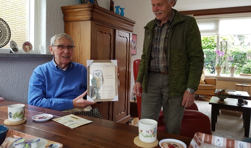 Anton Meenink ontving uit handen van Henk Lammers een oorkonde. Foto: Sonja Grooters