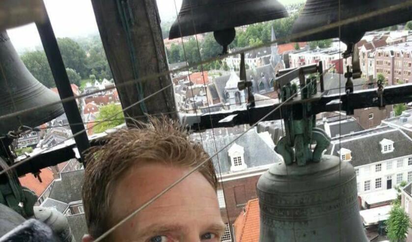 Beiaardier Bauke Reitsma, hier in de St. Laurenstoren in Weesp, geeft eerste Wijnhuisconcert. Foto: PR