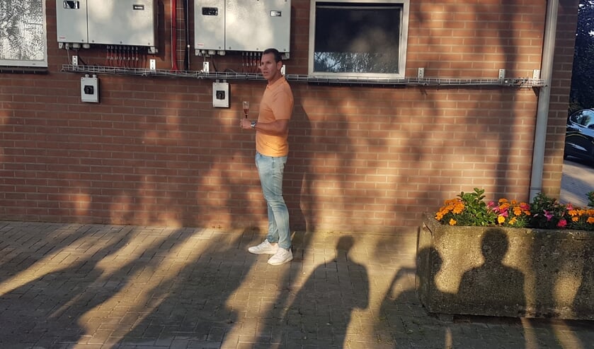 Dominic Monasso geeft uitleg over de omvormers. Foto: Mark Ebbers
