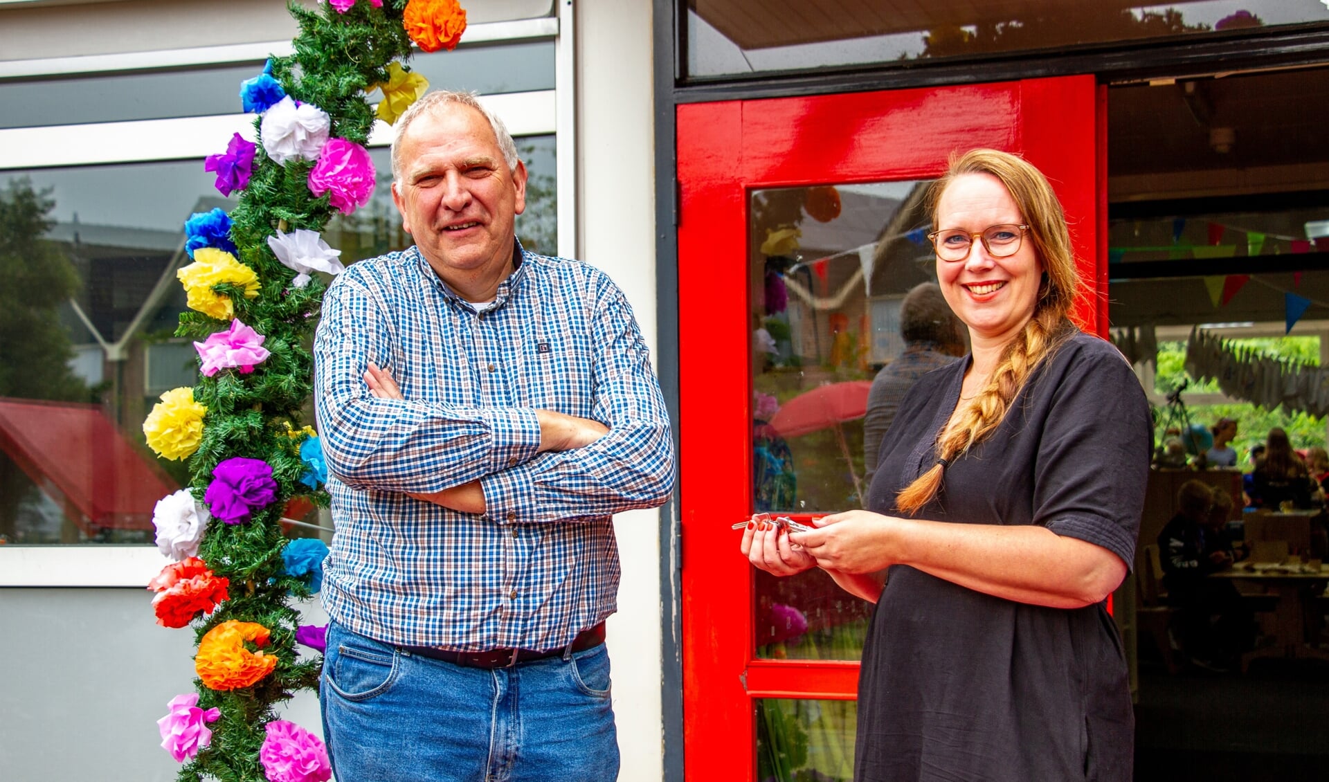 Jan Burgers draagt met een gerust hart een gezonde school over aan zijn opvolgster Heidi Bolsenbroek. Foto: Achterhoekfoto.nl/Liesbeth Spaansen