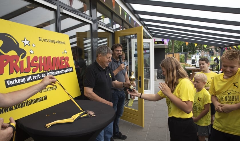 De prijsuitreiking van het ‘Harry Gotink 7x7 Mixtoernooi’ werd verricht door Harry Gotink zelf. Foto: VV Ruurlo.