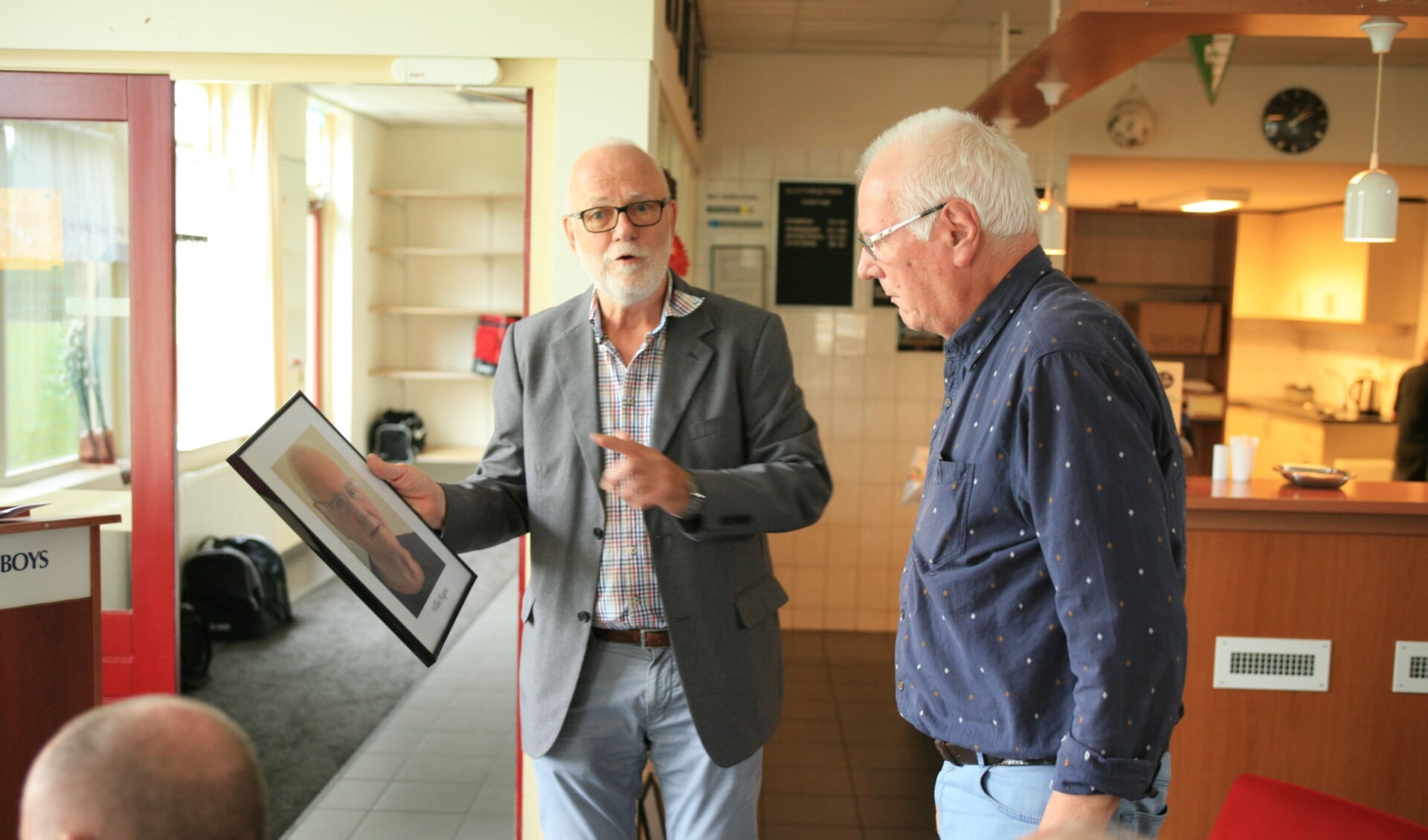 Willie Hagens (rechts) werd benoemd tot Erelid, toegesproken door Harry Paf. Foto: Paulus Maessen