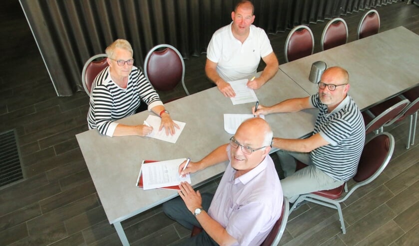 De vier voorzitters van de samenwerkende verenigingen: Elly Geurtsen – NVC, Jan Aalders – GWVV, Frans Stieber – SDOUC, Ben ten Broek – Ulftse Boys. Foto: PR