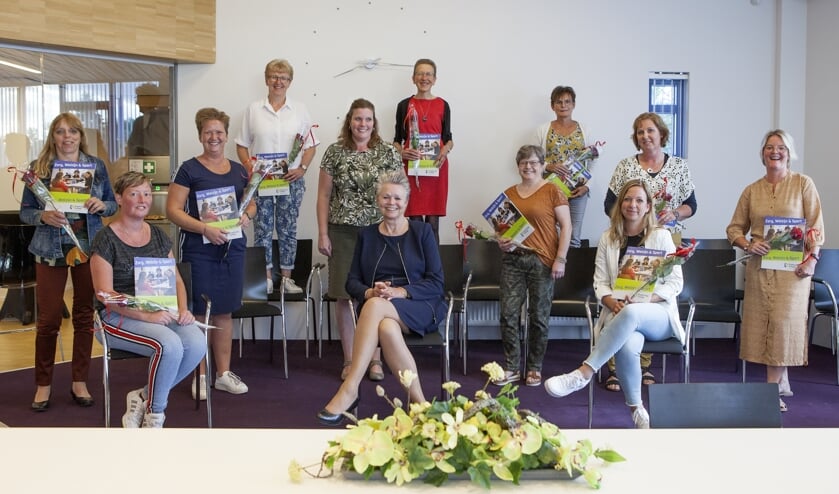 De geslaagde medewerkers met een trotse wethouder Marijke van Haaren. Foto: PR