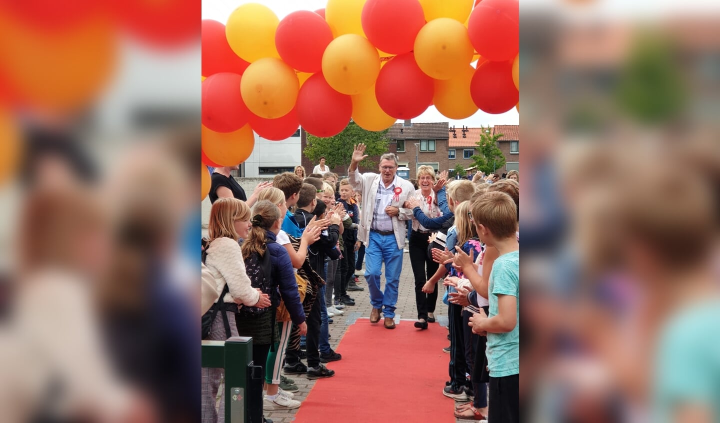 Met een zwaai-bye aan de poort van de school nemen meester Gerard en juf Anja afscheid. Foto: Leidienke Elsman