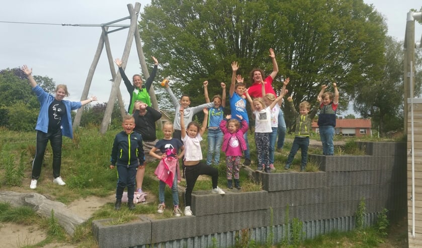 Suzanne Spexgoor (links), Marit Jacobs, Hans Roerdinkholder en een aantal leerlingen van basisschool De Vlier zien de Zomertoer van Actief Winterswijk helemaal zitten. Foto: Bart Kraan.